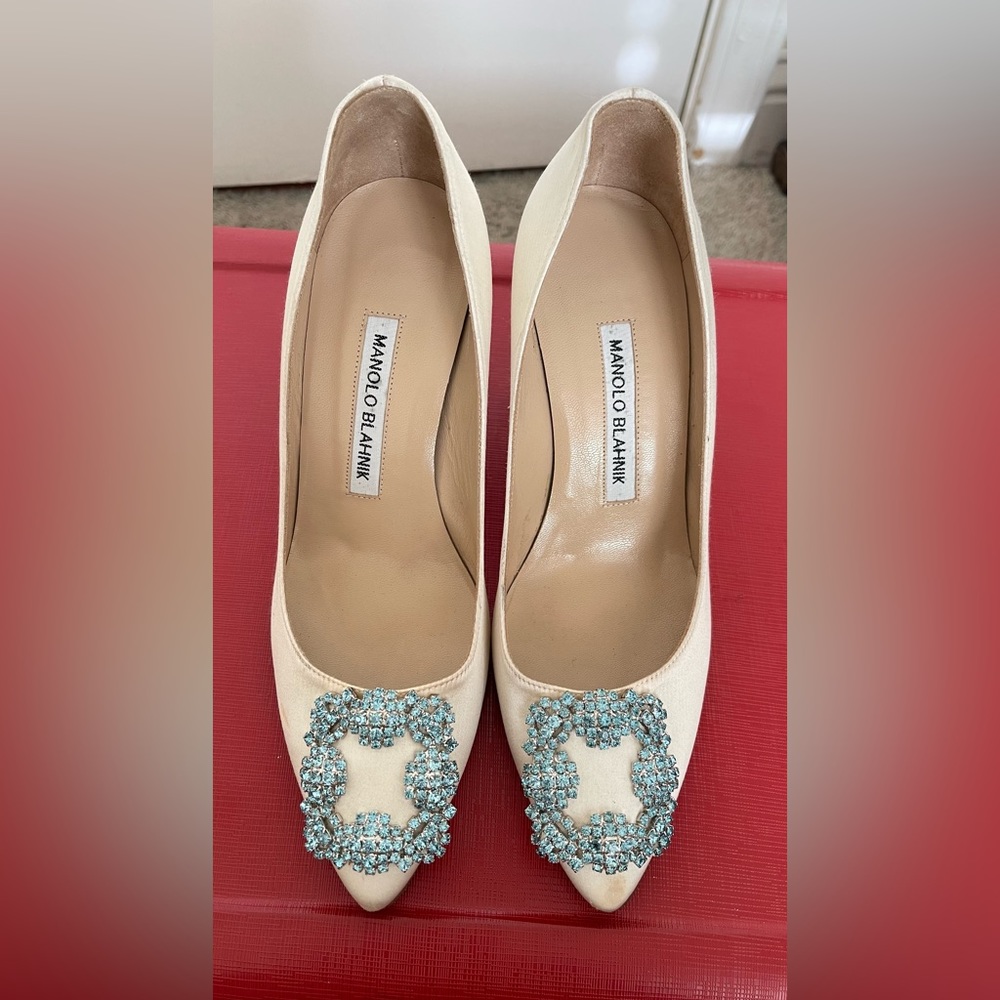 [SOLD]. Manolo Blahnik Hangisi Pumps 70